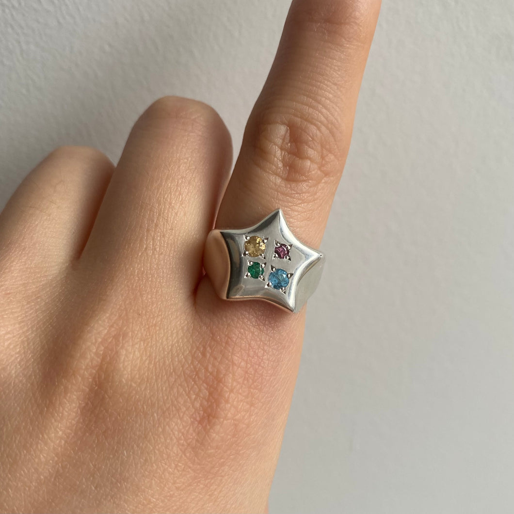 chunky star signet ring in size 5.5