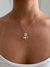 Load image into Gallery viewer, peridot wild flower necklace
