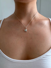 Load image into Gallery viewer, peridot mini chunky star necklace
